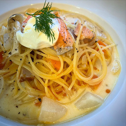 カブとサーモンの豆乳スープパスタ｜カフェ&ギャラリー広洋舎