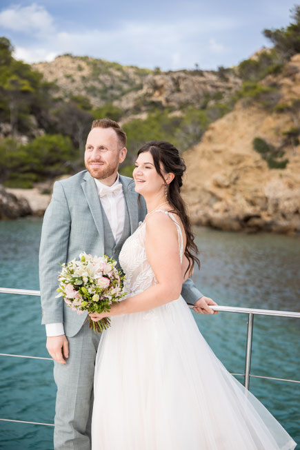 Mallorca Hochzeit in Manacor Port d´Antratx, Weddingday, Styling Braut Bräutigam, Haarstyling, Makeup Artist, Boho Wedding, Strand Palmen Wedding, Hochzeit, Trauung am Meer, Brautfrisur, Airbrushmakeup, Katamaran, Katamaran Hochzeit