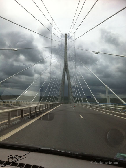 4-SKY-SKY-SKY : "Soleil" de filins au Pont de Normandie.