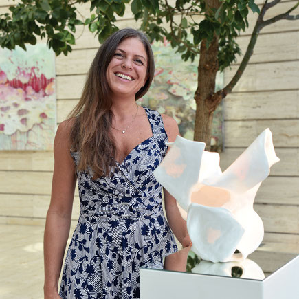 Larissa Laë mit Metamorph IV [Gemälde Sabine Endres] Foto: W.Hannibal