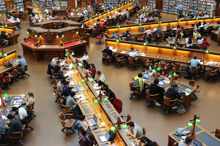 StudentInnen in Bibliothek