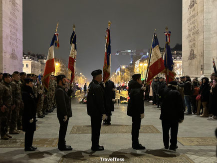 Ceremonie onder Arc de Triomphe