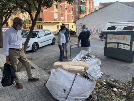 Ballester junto con los vecinos de Marxalenes