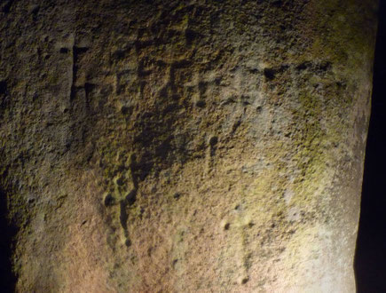 Gravures en croix.
