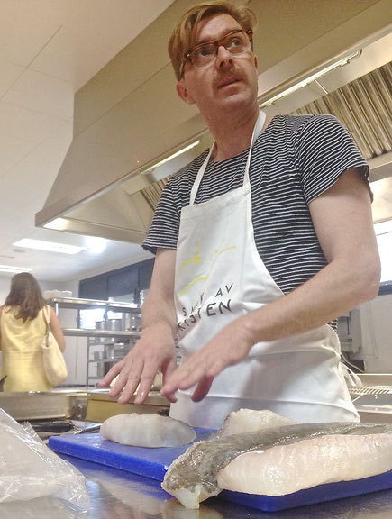 El chef del restaurante Bien de Bergen mostró su técnica para cocinar el bacalao 