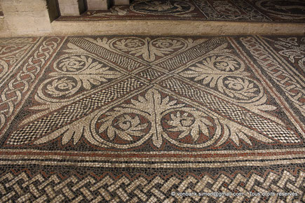 04 - Ganagobie - Monastère Notre-Dame - Mosaïque du chœur : Croix de saint André (Transept Sud)