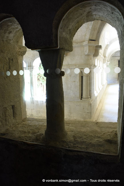 04 - Ganagobie - Monastère Notre-Dame : Cloître (vue partielle depuis l'église)