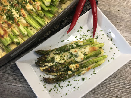 Grüner Spargel mit Parmesan-Creme fertig gebacken