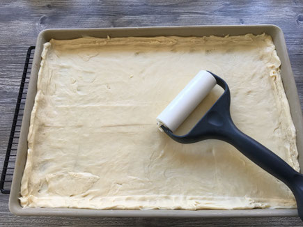 Großer Ofenzauberer von Pampered Chef, belegt mit Kuchenteig und Teigroller