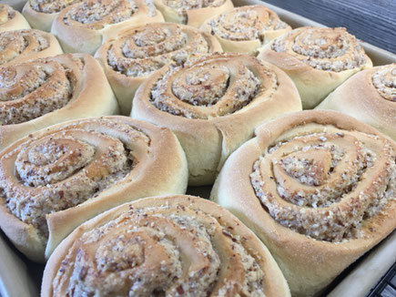 Nuss-Schnecken nach dem Backen auf dem großen Ofenzauberer