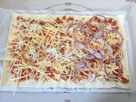 Blätterteig mit Käse belegt