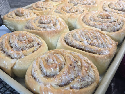 Nuss-Schnecken mit Puderzuckerguss nach dem Backen auf dem großen Ofenzauberer