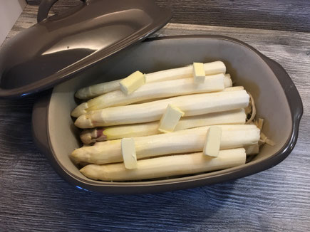 Ofenmeister mit Spargel gefüllt