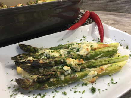 Grüner Spargel mit Parmesan-Creme fertig gebacken