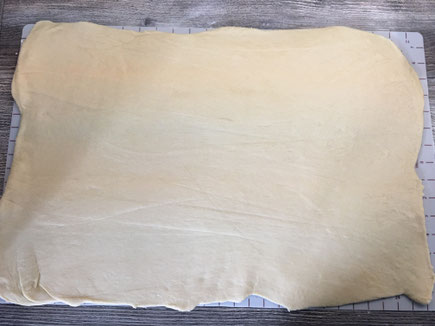 Hefeteig auf Backmatte ausgerollt
