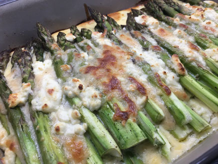 Grüner Spargel mit Parmesan-Creme fertig gebacken