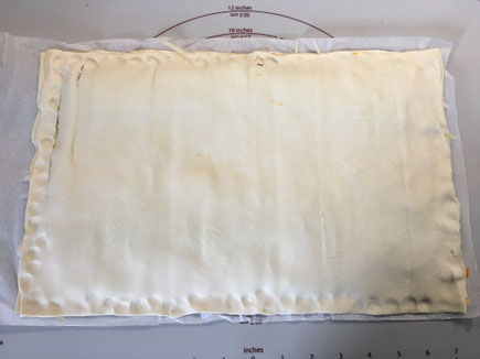Blätterteigplatte auf Backmatte