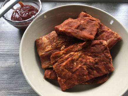 Spareribs mit Würzmischung eingerieben