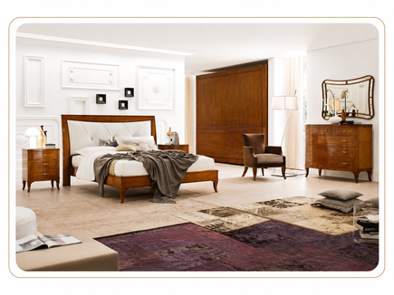 Camera da letto classica con letto in legno, armadio, comò, comodini e dettagli eleganti in stile raffinato.