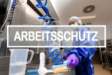 Krankenhaus-Mitarbeiterin reinigt Instrumente 