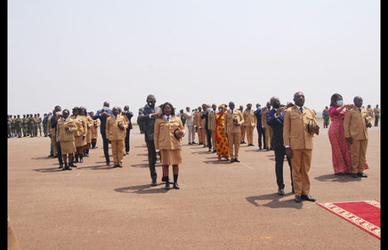Remise des épaulettes aux officiers et sous-officiers des douanes promus à un grade supérieur le 25 janvier 2022, lors de la célébration de la JID à la base aérienne 101 de Yaoundé. Credit photo : www.wcoomd.org
