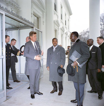 Jean Faustin Betayené avec les présidents Kennedy et Ahidjo (au milieu)