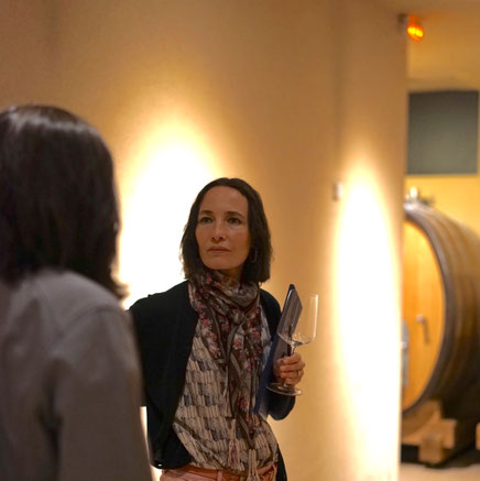 Sophie Roule visite une cave à vins avec un vigneron