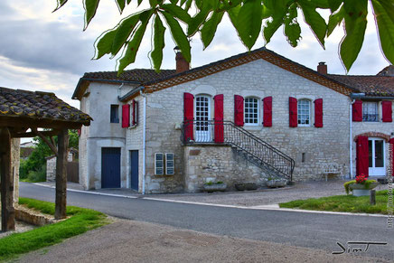 Les pierres blanches de  la maison du 17ème siècle .