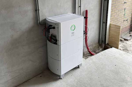 Een thuisaccu voor het opslaan van de energie van zonnepanelen.