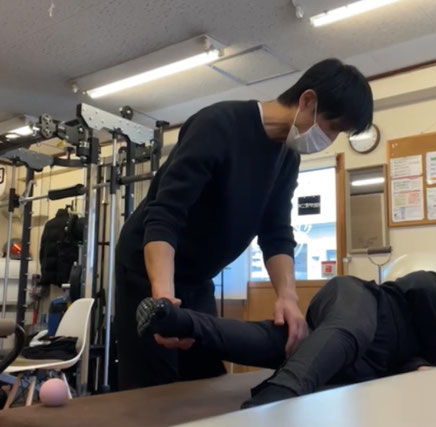 東京都葛飾区立石ひだまり整骨院で産後の女性を整体で骨盤矯正している画像
