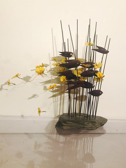 sculpture moules comètes orchidées table comptoir d'accueil entreprise  coques noires fleurs jaunes envol légères design original 