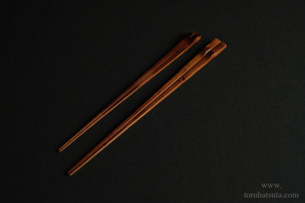 煤竹箸(左)と煤竹の取り箸(右)