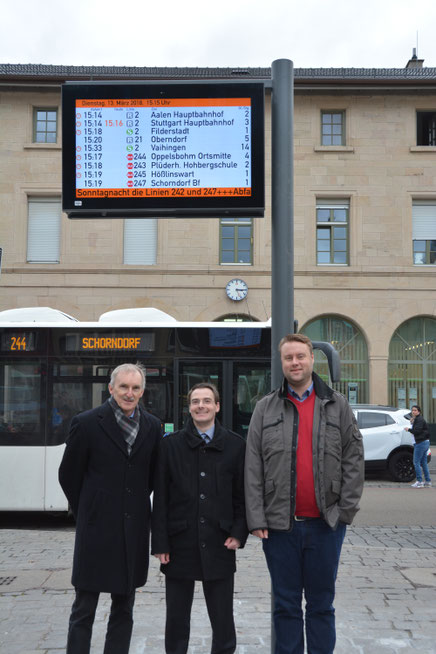 Die Fachbereichsleiter Stadtentwicklung und Baurecht Manfred Beier und Jan Grube stellen die Anzeiger zusammen mit Christian Beck vom Verband Region Stuttgart vor (Bild: www.schorndorf.de)