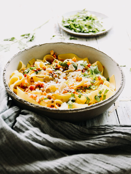 Pappardelle mit weißem Kalbsragout, Karotten und Speck