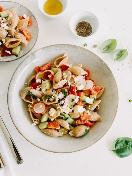 Dinkel-Pastasalat mit viel frischem Gemüse