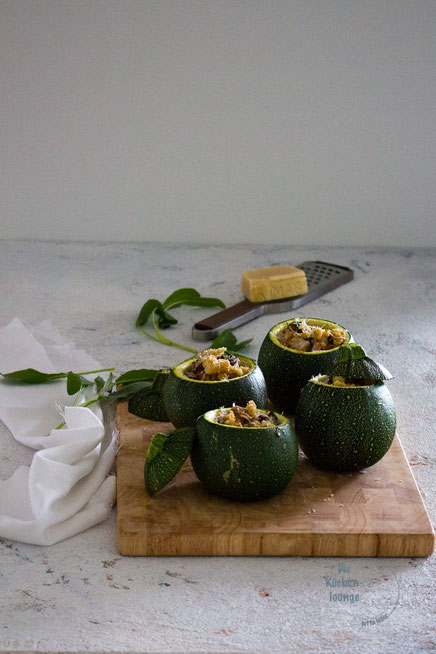 gefüllte Zucchini mit Parmesancrumble