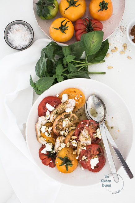 Tomatensalat mit Pinienkernen und Basilikumvinaigrette