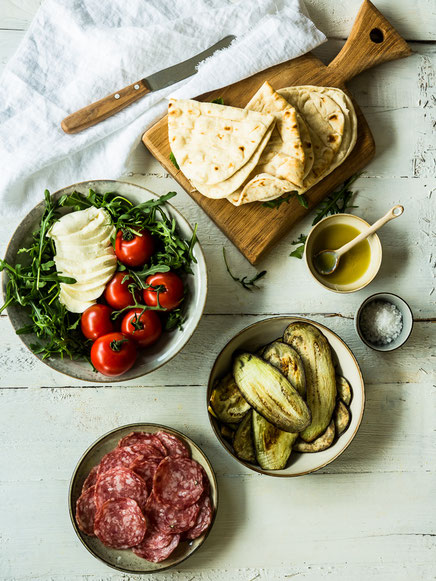 Piadina mit Auberginen, Tomaten, Salami und Rucola