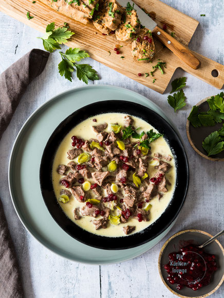 Geschmortes Kalbsgulasch mit Kürbiskern-Walnuss-Knödel