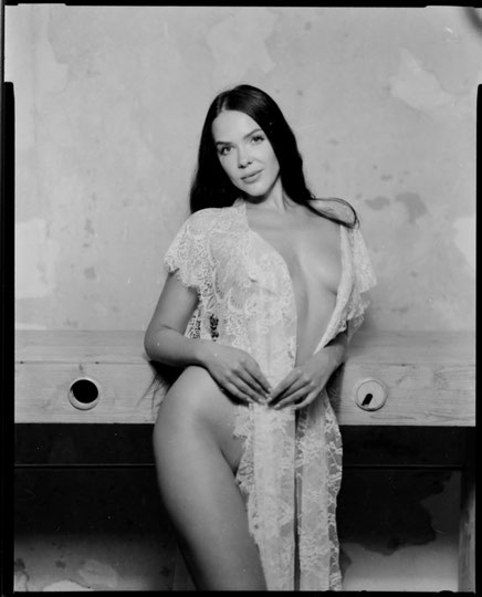 4x5 analog Schwarz weiß Bild einer Frau