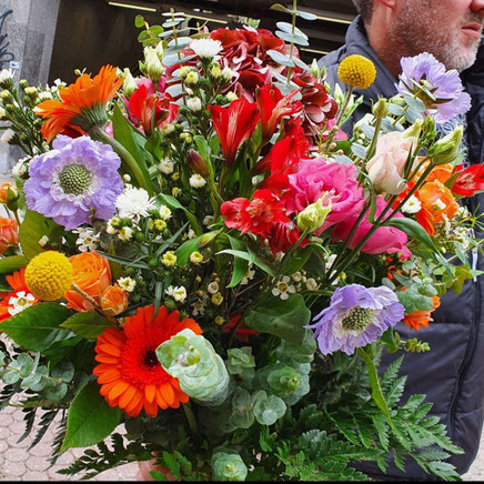 Bunter Geburtstagsstrauß handgebunden frische Schnittblumen Blumenhuette Muenchen Blumenladen