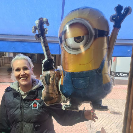 Martina von der Blumenhütte mit Minion Heliumballon Geschenkideen Blumenladen in Muenchen am Harras