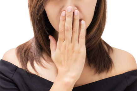 Was hilft bei unangenehmem Mundgeruch?