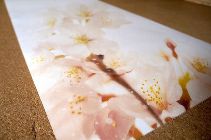 花の写真をプリントした大判和紙を飲食店の空間を演出する襖紙に仕立てました