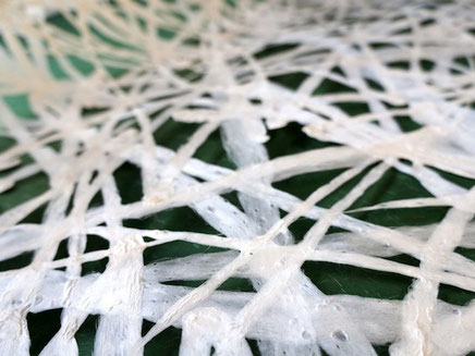 大判の手漉き和紙は蜘蛛の巣状の素材感と光の透け感が特徴です