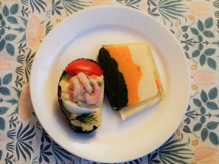 パリのお惣菜。左はアボカドにマヨネーズ、エビ、トマト、卵を詰めたもの。右はほうれん草、人参、セロリアックのテリーヌ。