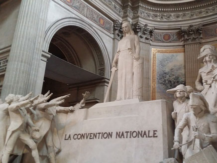 フランス革命を象徴する石像。La Convention Nationale (国民公会)と書かれた台に立つマリアンヌは当時の兵士と議員に囲まれています。