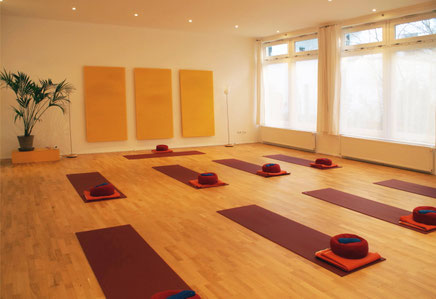 Kursraum mit Yoga-Matten in der Remise an der Marie - Prenlauer Berg.