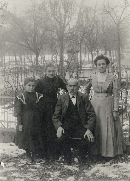 Fam. Gregor und Fridolina Herzog - Beck, Gregoris  mit den Töchtern Emma (*1894) und Marie (*1900) (Foto Dierke, Basel; ca. 1910)