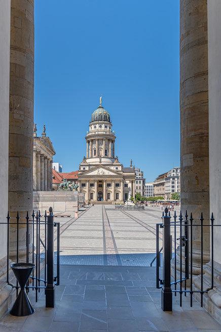 Blick vom Portal des Deutschen Doms hinüber zum Französischen Dom; Berlin; Gendarmenmarkt